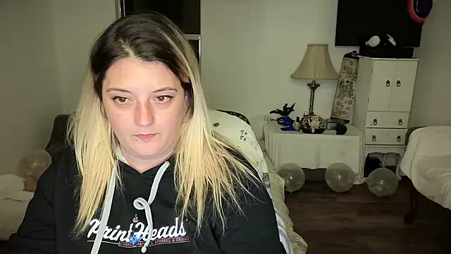 Snapshot of magicsparkles chatting on December 4, 1:36 am magicsparkles online show from December 4, 1:36 am