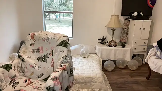 Snapshot of magicsparkles chatting on December 5, 8:55 pm magicsparkles online show from December 5, 8:55 pm