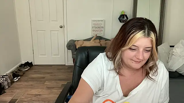 Snapshot of magicsparkles chatting on February 4, 4:48 am magicsparkles online show from February 4, 4:48 am