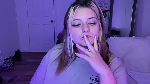 Snapshot of magicsparkles chatting on March 13, 1:54 am magicsparkles online show from March 13, 1:54 am