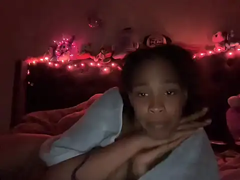 Snapshot of Cum2Charm chatting on October 12, 2:32 am Cum2Charm online show from October 12, 2:32 am