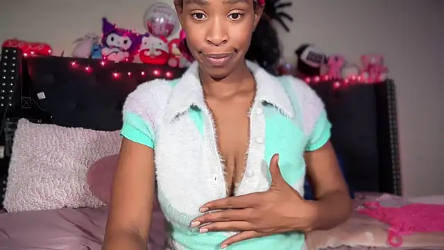 Snapshot of Cum2Charm chatting on October 28, 5:22 am Cum2Charm online show from October 28, 5:22 am