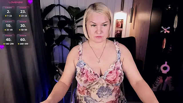 Snapshot of YolandaKiss chatting on June 15, 8:22 pm YolandaKiss online show from June 15, 8:22 pm