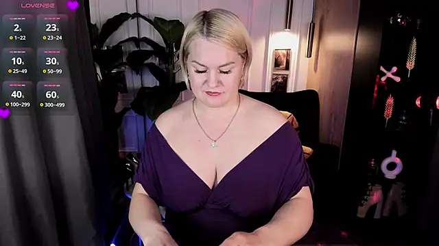 Snapshot of YolandaKiss chatting on June 19, 8:23 pm YolandaKiss online show from June 19, 8:23 pm
