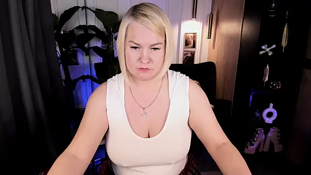 Snapshot of YolandaKiss chatting on July 1, 8:30 pm YolandaKiss online show from July 1, 8:30 pm