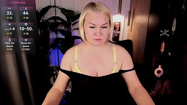 Snapshot of YolandaKiss chatting on July 11, 8:33 pm YolandaKiss online show from July 11, 8:33 pm