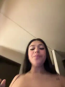 Snapshot of Alyshanon18 chatting on January 8, 9:42 am Alyshanon18 online show from January 8, 9:42 am
