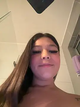 Snapshot of Alyshanon18 chatting on February 6, 8:50 am Alyshanon18 online show from February 6, 8:50 am