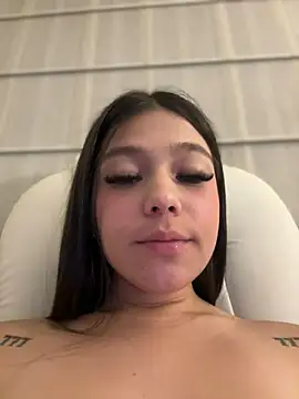 Snapshot of Alyshanon18 chatting on February 22, 2:39 am Alyshanon18 online show from February 22, 2:39 am