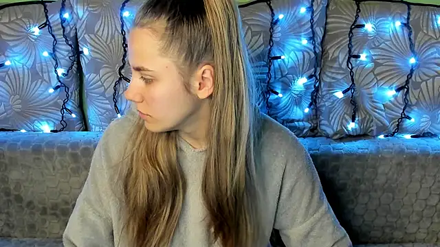 Snapshot of MaggieCake chatting on December 5, 2:53 am MaggieCake online show from December 5, 2:53 am