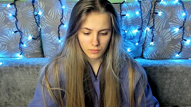 Snapshot of MaggieCake chatting on December 10, 12:39 am MaggieCake online show from December 10, 12:39 am