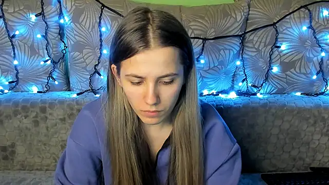 Snapshot of MaggieCake chatting on December 12, 3:43 am MaggieCake online show from December 12, 3:43 am