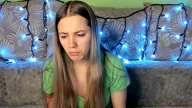 Snapshot of MaggieCake chatting on December 22, 7:22 am MaggieCake online show from December 22, 7:22 am