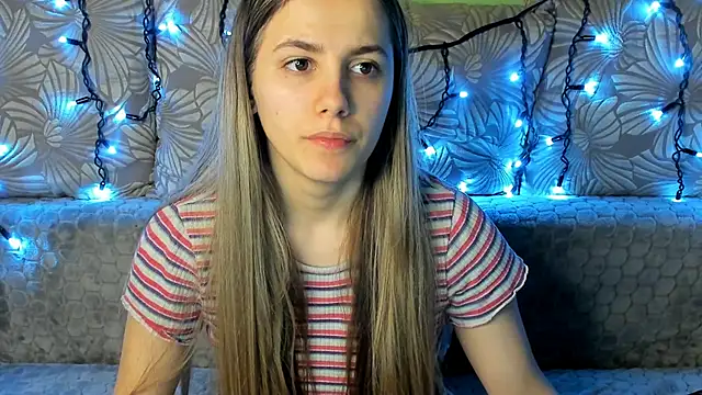 Snapshot of MaggieCake chatting on December 24, 3:49 am MaggieCake online show from December 24, 3:49 am