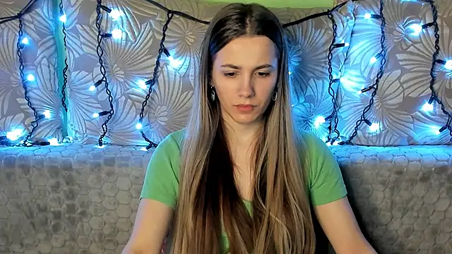 Snapshot of MaggieCake chatting on February 9, 4:25 am MaggieCake online show from February 9, 4:25 am