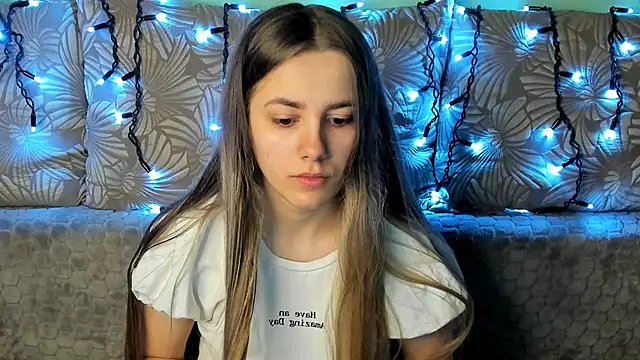 Snapshot of MaggieCake chatting on March 4, 3:44 am MaggieCake online show from March 4, 3:44 am