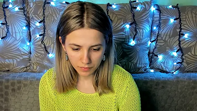 Snapshot of MaggieCake chatting on March 16, 1:49 am MaggieCake online show from March 16, 1:49 am