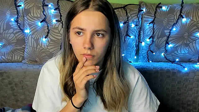 MaggieCake online show from November 9, 4:33 am