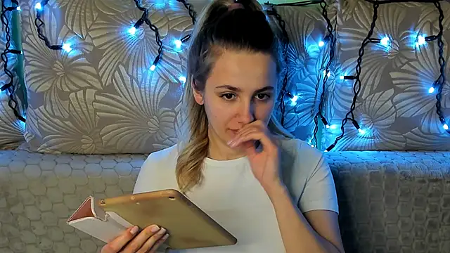 MaggieCake online show from March 8, 2:04 am