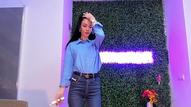 Snapshot of realhotfallingdevil chatting on December 4, 5:28 am realhotfallingdevil online show from December 4, 5:28 am