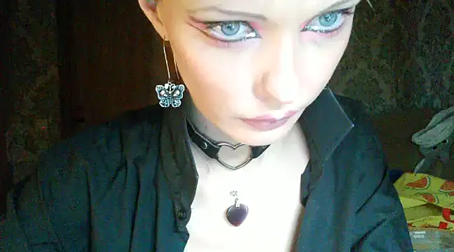 Snapshot of WildMissNiks chatting on December 6, 11:22 am WildMissNiks online show from December 6, 11:22 am