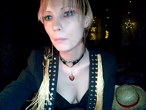 Snapshot of WildMissNiks chatting on December 22, 2:06 pm WildMissNiks online show from December 22, 2:06 pm