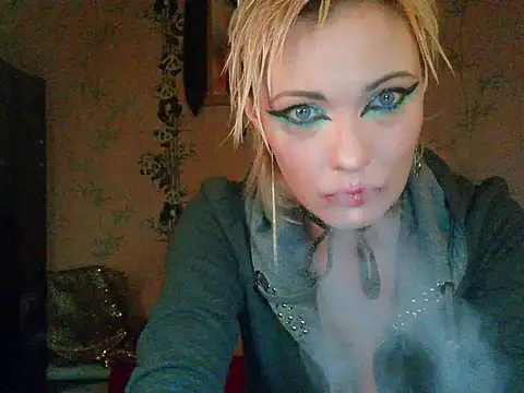 Snapshot of WildMissNiks chatting on November 12, 8:15 am WildMissNiks online show from November 12, 8:15 am