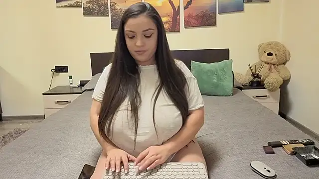 adelline online show from February 5, 9:30 pm