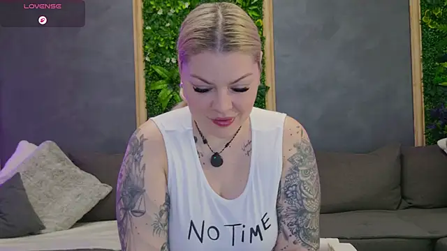 Snapshot of Raven_Luna chatting on May 11, 4:07 am Raven Luna online show from May 11, 4:07 am