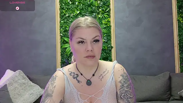 Snapshot of Raven_Luna chatting on May 22, 4:19 am Raven Luna online show from May 22, 4:19 am