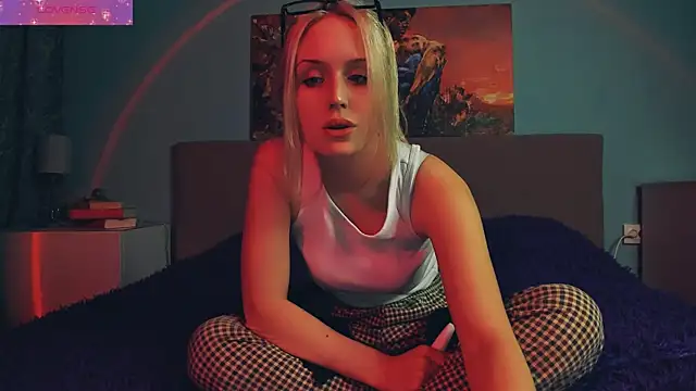 Snapshot of Linda_Roxy chatting on March 2, 5:25 pm Linda Roxy online show from March 2, 5:25 pm