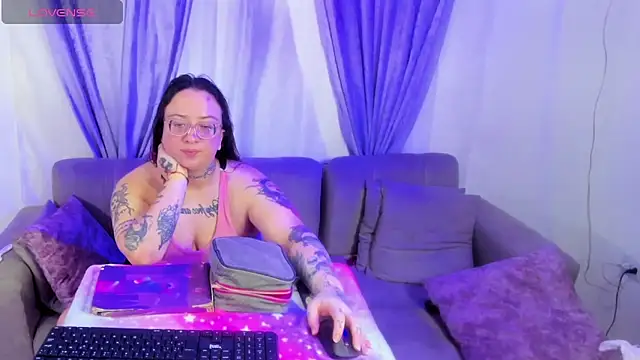 MiaYMolly online show from April 27, 11:36 pm
