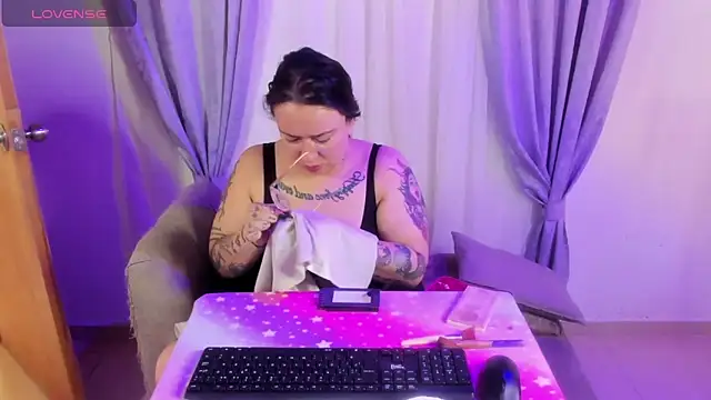 MiaYMolly online show from June 14, 6:21 pm
