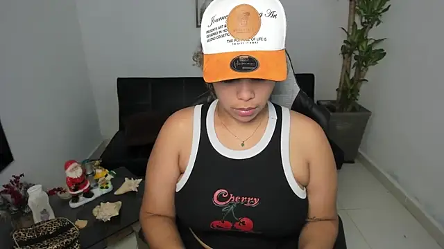 Snapshot of alyssannVhm chatting on December 10, 10:47 pm alyssannVhm online show from December 10, 10:47 pm