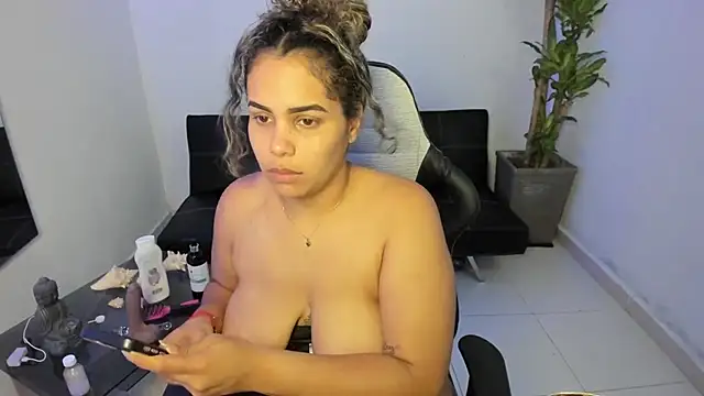 Snapshot of alyssannVhm chatting on January 14, 3:32 am alyssannVhm online show from January 14, 3:32 am