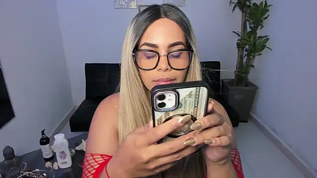 Snapshot of alyssannVhm chatting on January 15, 7:55 pm alyssannVhm online show from January 15, 7:55 pm