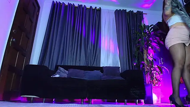 Snapshot of Aliciawonderxx chatting on June 11, 12:32 am Aliciawonderxx online show from June 11, 12:32 am