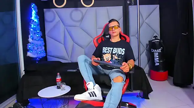 Snapshot of Aydenmiller96 chatting on December 24, 7:17 am Aydenmiller96 online show from December 24, 7:17 am