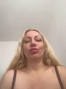 Snapshot of SofiaJoy chatting on May 8, 12:43 pm SofiaJoy online show from May 8, 12:43 pm
