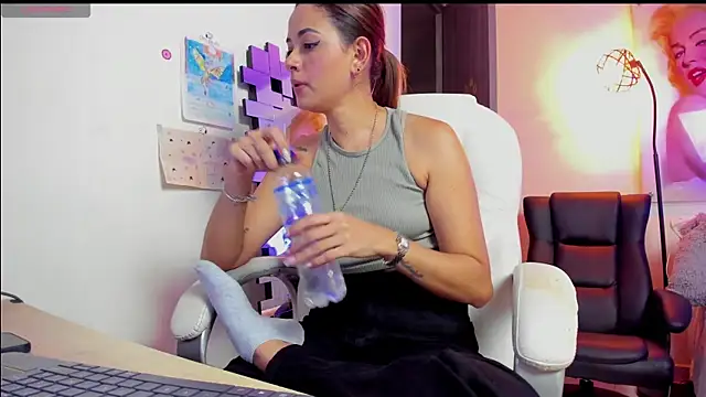 KimberlySaen online show from February 28, 10:00 pm