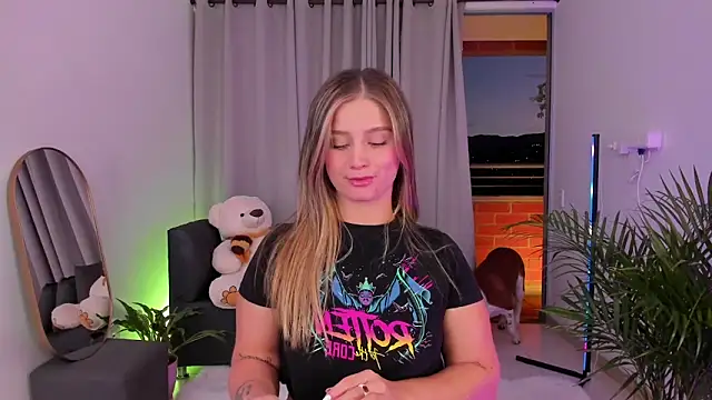 Snapshot of roxie_gates_ chatting on December 10, 11:08 pm roxie gates online show from December 10, 11:08 pm