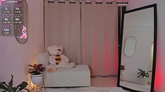 Snapshot of roxie_gates_ chatting on November 17, 12:49 am roxie gates online show from November 17, 12:49 am