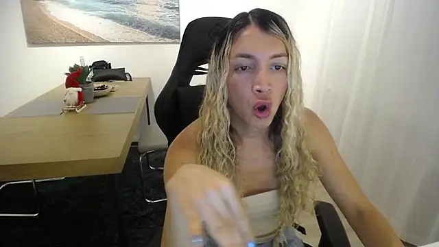 Snapshot of shellsy_hans chatting on December 19, 8:56 am shellsy hans online show from December 19, 8:56 am