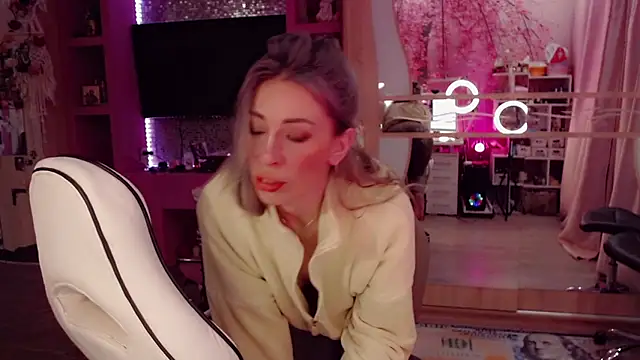 Snapshot of AnnieGOld_ chatting on February 7, 10:46 pm AnnieGOld online show from February 7, 10:46 pm