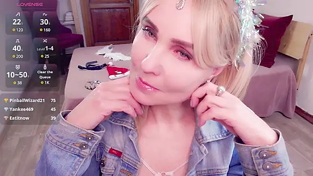 Snapshot of _unique_cam_ chatting on December 14, 12:12 pm  unique cam  online show from December 14, 12:12 pm