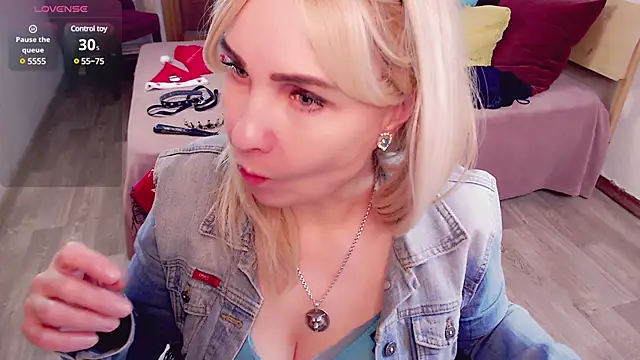 Snapshot of _unique_cam_ chatting on January 6, 10:02 am  unique cam  online show from January 6, 10:02 am