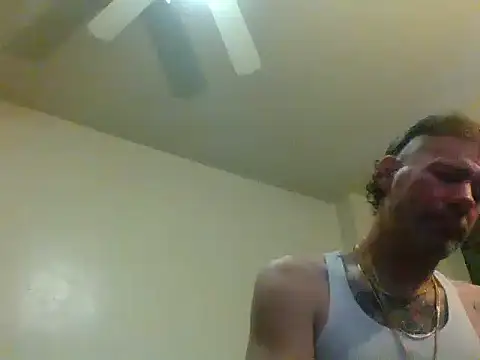 Snapshot of thefire420 chatting on December 8, 12:40 am thefire420 online show from December 8, 12:40 am