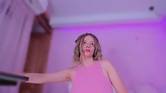 Snapshot of bella_adams_ chatting on March 6, 10:47 pm bella adams online show from March 6, 10:47 pm