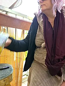 Snapshot of germanwoman01 chatting on October 19, 9:54 am germanwoman01 online show from October 19, 9:54 am