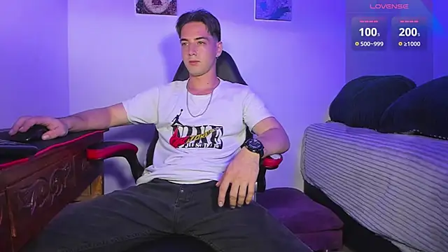 Snapshot of Alex_smith00 chatting on February 23, 1:35 am Alex smith00 online show from February 23, 1:35 am